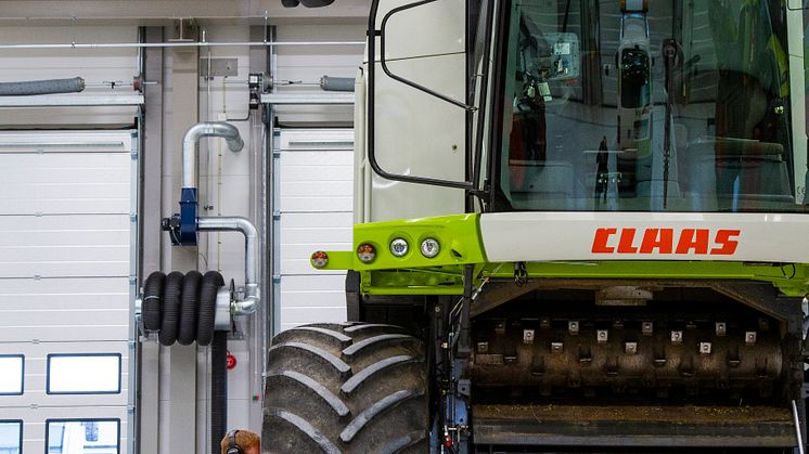 Redan servas den första tröskan i verkstaden.