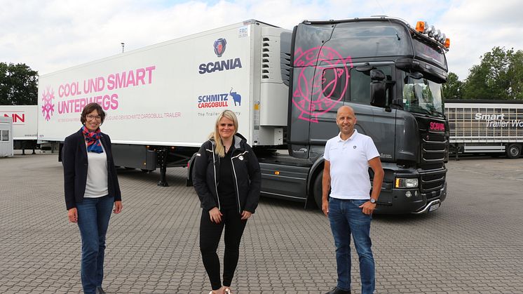 Christina Scheib, Mitte, nimmt ihren neuen Kühlauflieger bei Schmitz Cargobull in Empfang.