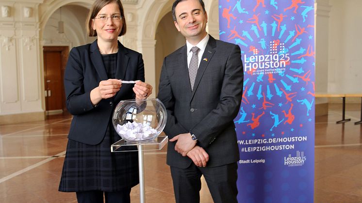 Dr. Skadi Jennicke und Timothy Eydelnant losten zwei glückliche Gewinner, die Leipzig entdecken können