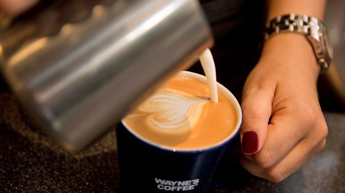 Endast ekologiskt och KRAV-märkt kaffe serveras på Waynes Coffee