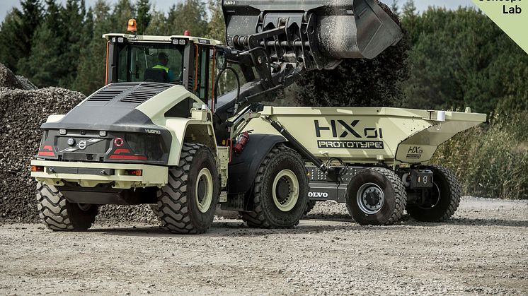 Volvo LX1 lastar den självgående lastbäraren HX1