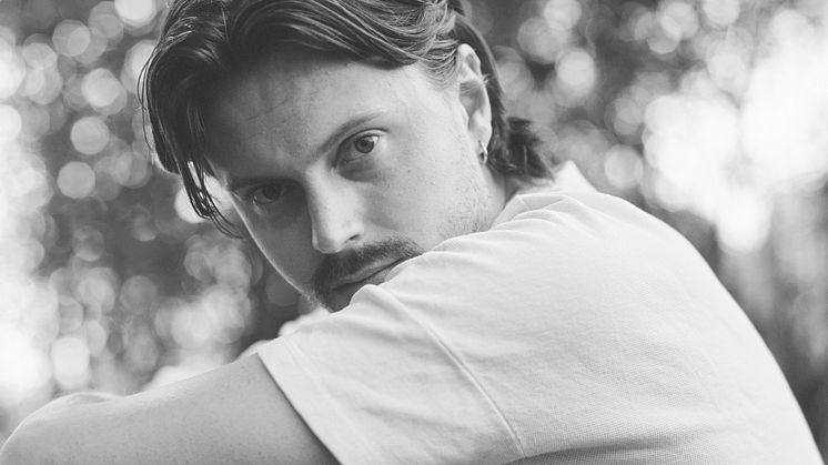 Jesper Lindells nya singel »White Lines« är det andra smakprovet från kommande albumet »Twilights«,