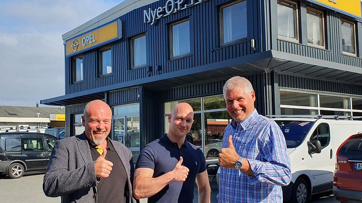 Bodø: Tore Vold (t.h) blir bilselger for Peugeot hos O.P. Fure. Her sammen med daglig leder, Chriss Marken (t.v) og bilselger Gaute Laberg. Foto: Nordvik Gruppen.