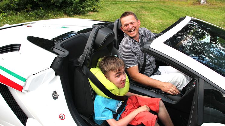 Ein aufregender Nachmittag im Bärenherz: Kinder mit Dr. Schuh im Lamborghini unterwegs