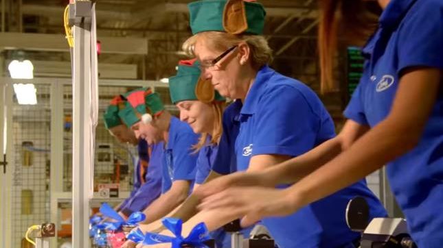 Èn dag om året ruller legetøjsbiler ud fra Fords fabrik