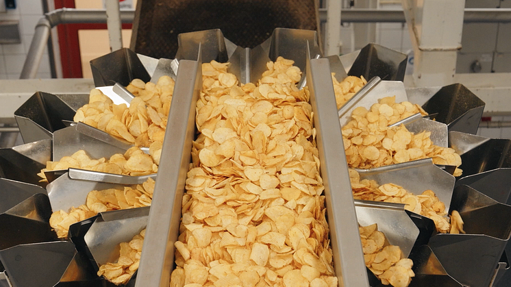 Under Musikhjälpen 2024 auktionerar Estrella ut ett exklusivt besök i chipsfabriken och smaklabbet för att krydda sina egna chips.