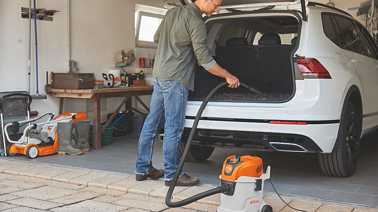 Dammsugaren SE 33 från STIHL är perfekt för användning utanför hemmets fyra väggar