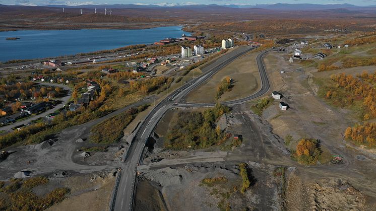 Den nya vägen blir sju kilometer lång och byggs i två etapper där den första sträcker sig från befintliga E10 vid Karhuniemi till Kurravaravägen. 