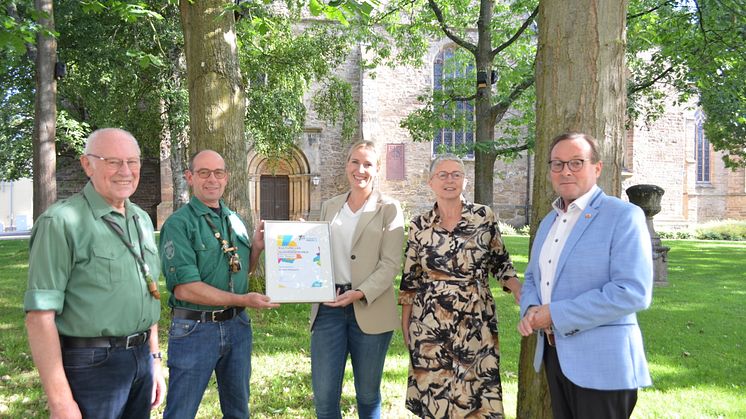 (v. l.): Helmut Struck, Gründer und Vorstandsmitg. Waldjugend Steinheim, Torsten Struck, Vorstand Waldjugend und Leonie Koch, Kommunalmanagement Westfalen Weser, Christina Burg, Stadtverwaltung, und Gerhard Jarosch, erster stellvertr. Bürgermeister