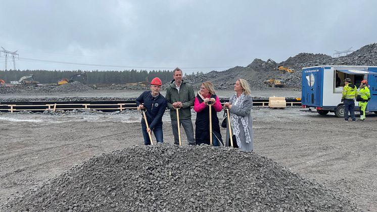 Byggande av SGDS Gruppens nya logistikcenter är i full gång. Här syns Matthias Kettelhoit, Head of Logicenters, Göran Dahlin, vd SGDS Gruppen AB, Agneta Hägglund, oppositionsråd samt Helene Zeland Bodin, kommunstyrelsens ordförande.