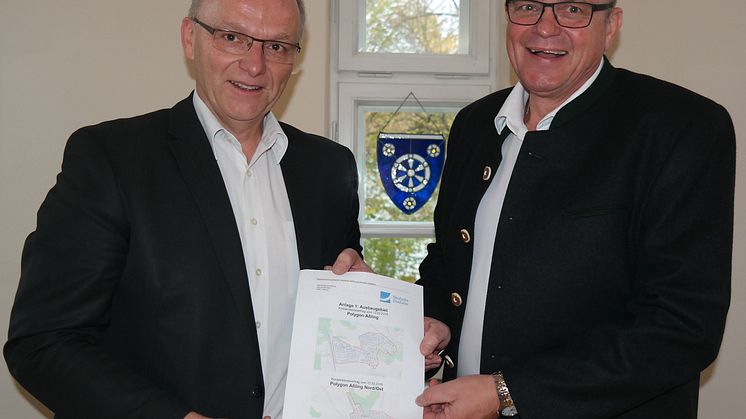 Hans Fent, 1. Bürgermeister der Gemeinde Aßling (links), freut sich sehr auf eine konstruktive Breitbandausbau-Zusammenarbeit mit Peter Reisinger, Regionalleiter von Deutsche Glasfaser in Bayern. (Foto: Deutsche Glasfaser)