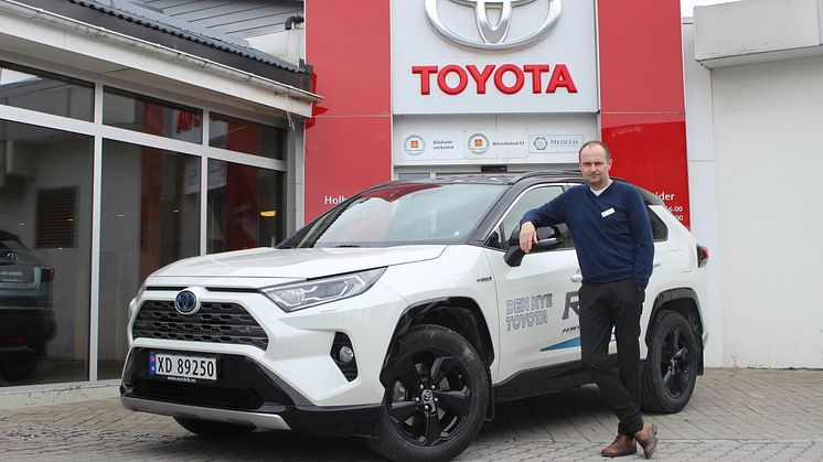 Toyotas hybridbiler er svært ettertraktede i markedet, sier Tore Suul, bilselger - KAM hos Nordvik Toyota Steinkjer. Foto: Nordvik AS.