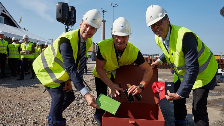 Peter Danielsson, Petter Stordalen och Magnus Skiöld fyller tidskapseln med föremål. 