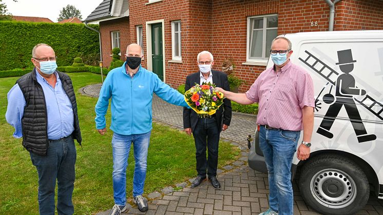 (v.l.): Peter Rocks (Bauamt), Henry van der Kamp (Bauleiter Deutsche Glasfaser), Bürgermeister Franz Möllering und Jürgen Fischer (1. Kunde).