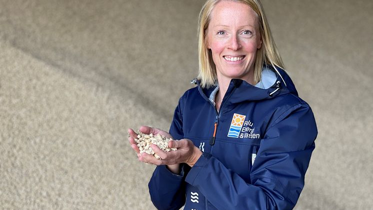 Projektledaren Sofie Bergsten med den egna pellets som ska användas i nya anläggningens huvudpanna.