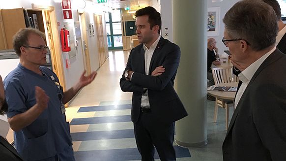 Sjukvårdsminister Gabriel Wikström i samspråk med Sune Forsberg, verksamhetschef vid Norrtälje sjukhus, under fredagens TioHundrabesök.