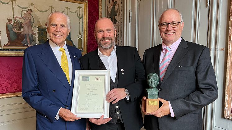 Anders Wall, John Lundgren, årets Jussi Björling-stipendiat, och Gunnar Lundberg, ordförande för Stiftelsen Kungliga Teaterns solister. (Foto: Cari Hildebrand)