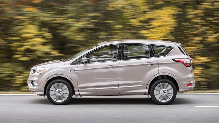 2016Kuga_Vignale_Milano_Grigio_013