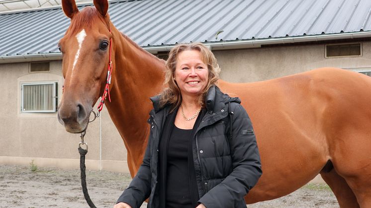 Lill Gusén Hammar har utsetts till ny vd för Svensk Galopp AB. Här ses Lill tillsammans med galopphästen Red Hot Chili. Foto: Svensk Galopp