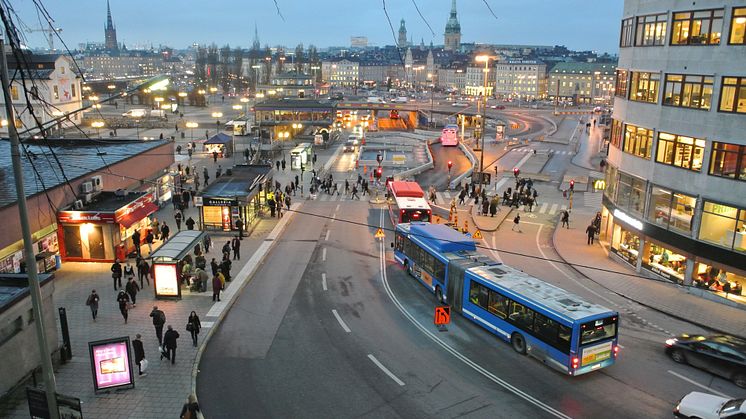 Med hjälp av Internet of Things presenterar vi en ny och tekniskt enklare lösning som sänker kostnaderna och skapar större frihet för både trafikoperatörer och trafikföretag.