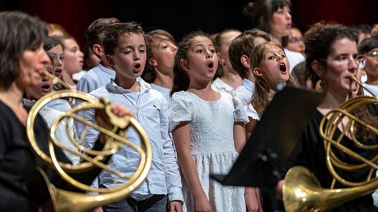 Die Internationale Bachakademie Stuttgart und dm-drogerie markt setzen ihr Musik- Vermittlungsprojekt Bachbewegt!Singen! fort: Schulkinder singen auf dem Musikfest Stuttgart 2023 für eine nachhaltige Lebensweise