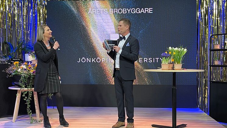Lucia Naldi representerade JU och delade ut priset Årets Brobryggare på Jönköpingsgalan. Här tillsammans med programledare Stefan Fur.