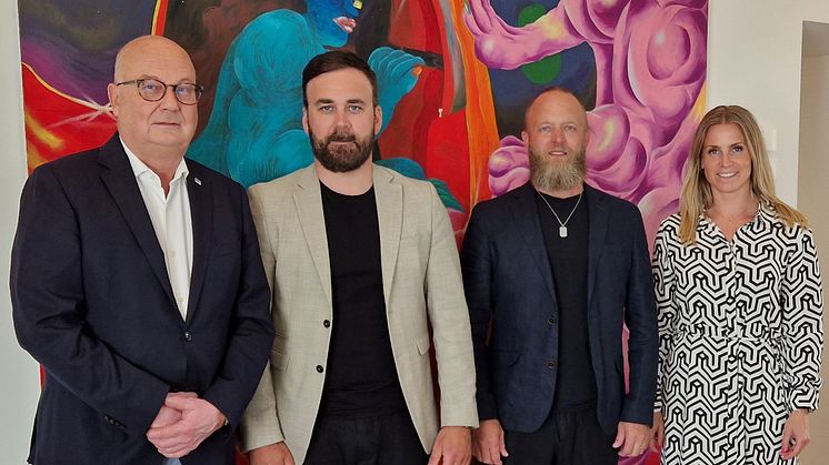 fr v Per Ununger, ordförande MVB Holding, Andreas Perman och Daniel Nydahl, Bjurbäcks Bygg samt Jennie Åberg, vd MVB Nord