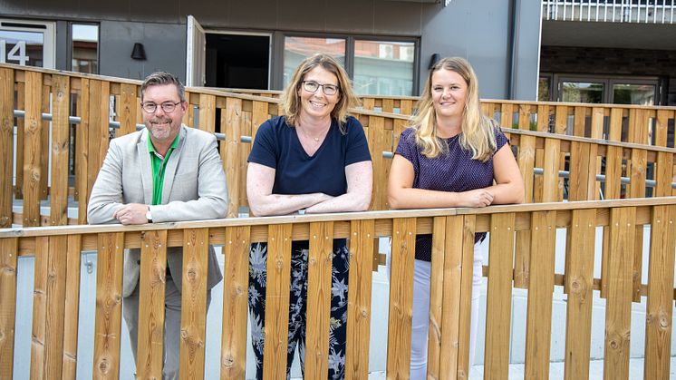 Joakim Karlson, Annika Borling och Linda Bodevind framför en av Ljungbybostäders fastigheter i Ljungby centrum.