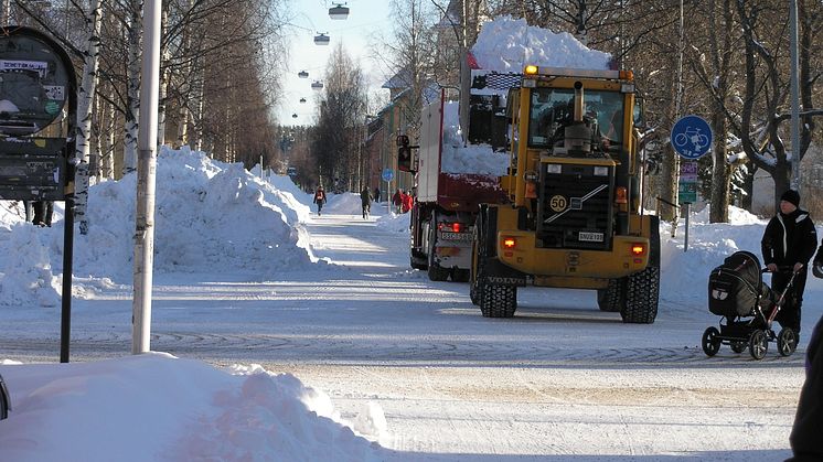Snö forslas bort från Umeå centrum