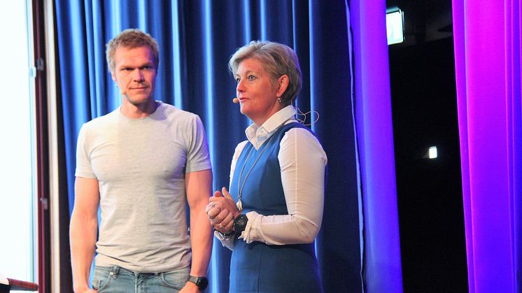 Hjerneforsker Tomas Myklebust ble veldig godt mottatt i et fullstappet Oslo Konserthus.