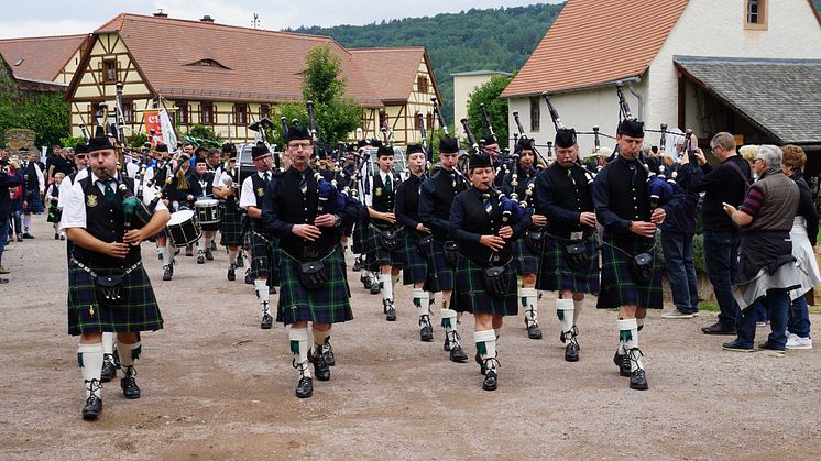Pipes, Drums & More: Einmarsch einer traditionell gekleideten Pipe-Band - Foto: Christian Albrecht