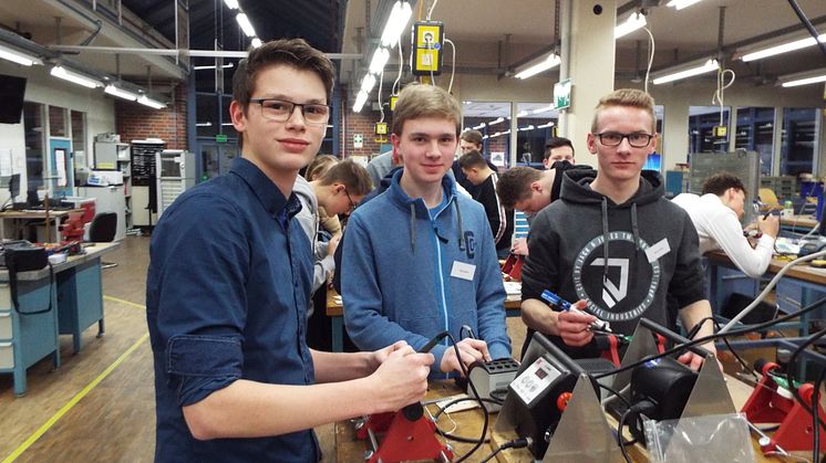 Lukas Schopohl, Julius Schäfer und Simon Schulte in der Ausbildungswerkstatt von Westfalen Weser Netz in Kirchlengern beim Energy Camp (v. l.).