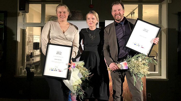 KRAV-certifierade Nöbble Gård vann Årets Bonde 2022. Till vänster Veronica Svenzén och till höger Lennart Svenzén. I mitten KRAVs vd Emma Rung.