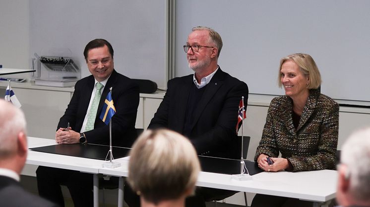 Från vänster Stf besickningschef Janne Jokinen, Finlands ambassad, statsrådet Johan Pehrson och Ambassadör Aud Kolberg, Norge. Foto:  Viktor Pettersson. Regeringskansliet.