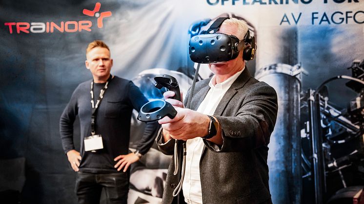 Kåre Vegar Sund (til venstre) skal demonstrere bruk av VR i elsikkerhetsopplæring under svenske Elsäk 2018. Foto: Trainor AS