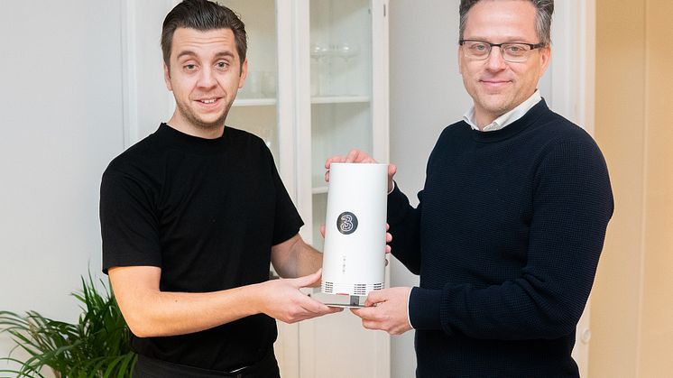 Johan Åkerlund från Stureby tar emot router till Sveriges första publika 5G-nät i december 2019. Per Stigenberg (t h), teknikdirektör på Tre Sverige, levererade första routern.