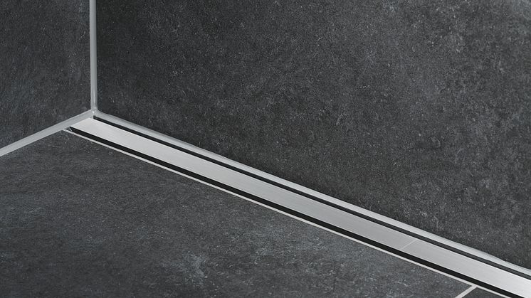 Geberit Cleanline -suihkukouru seinän vieressä