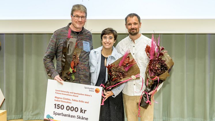 Magnus Cinthio, Isabel Goncalves och Tobias Erlöv vinner pris för sin innovation som går ut på att identifiera åderförfettningsplack i ett tidigt skede. Foto: Kennet Ruona 
