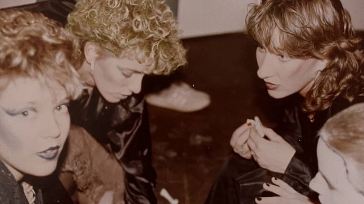 Vinnaren av Fototävling: 1983 är bilden ”Halloweenfestfixning” inskickad av Pia Harrison.
