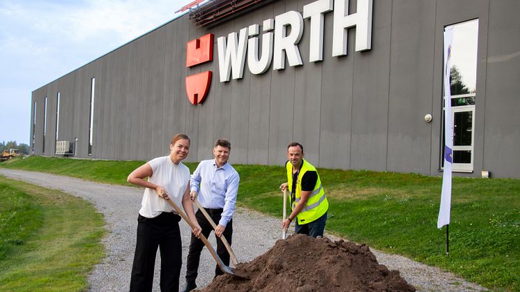 Åsa Sterling, VD Würth Svenska AB, Peter Lindström, logistikchef och Robert Davidsson, Avdelningschef HMB Construction tar första spadtaget för utbyggnaden.