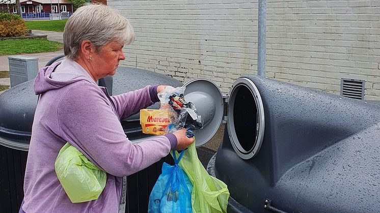Inga Dudas, boende i kvarteret Humlan, lämnar plast för återvinning på miljöstationen