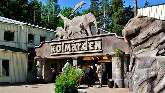 Här utanför möts vi