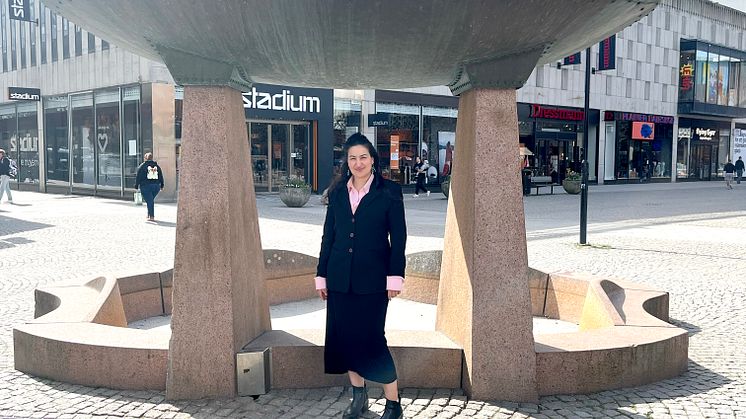 Gülbeden Kulbay i Farsta centrum.jpg