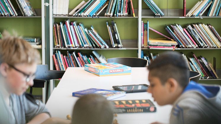 Kulturgruppa i FAU ved Sinsen skole får støtte til sitt initiativ til bruk av skolebiblioteket som møteplass utenom skoletiden, i samarbeid med Sinsen skole, FAU i Sinsen barnehage og Sinsen Kulturhus. (Foto: Elever ved Sinsen skole)