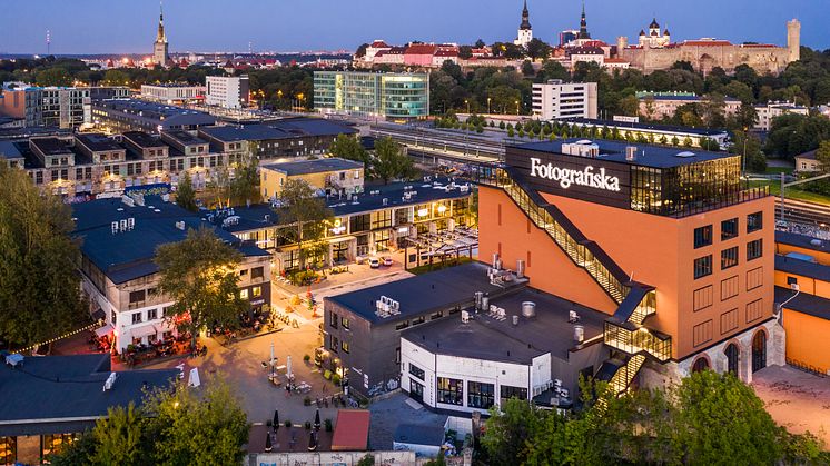 Utsikt över Tallinns hippaste område Telliskivi Creative City, med Gamla stan i bakgrunden. Foto: Kaupa Kalda/Visit Estonia.