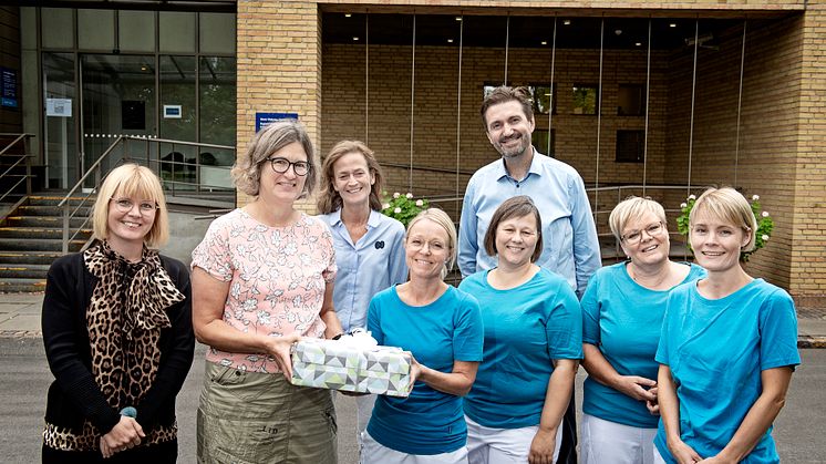 Modtageren af prisen ’Årets Fod 2018’ er Steno Diabetes Center Copenhagen. Det er Danske Fodterapeuters formand, Tina Christensen, der overrækker prisen til Steno Diabetes Center Copenhagen.Foto: Jørgen True