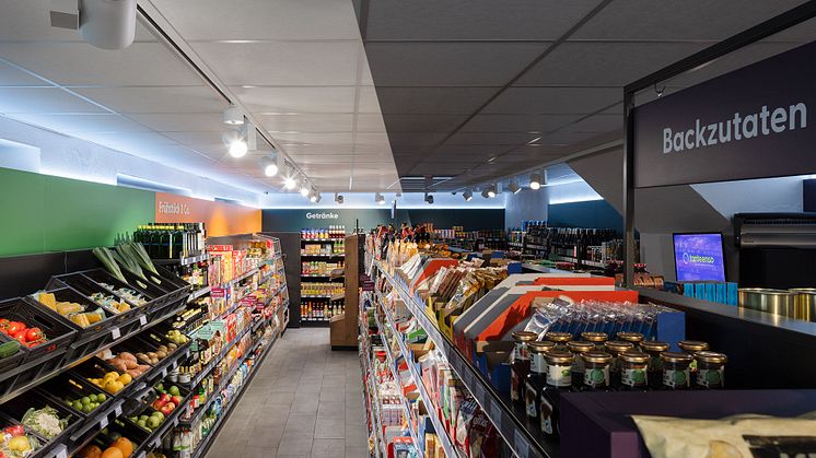 Foto: Paul Gerdes. Links mit Kundenverkehr, rechts ohne Kunden. Durch das von LTS verbaute Lichtsteuersystem Organic Response werden enorme Energieeinsparungen durch präsenzbasierte Beleuchtungssteuerung ermöglicht.
