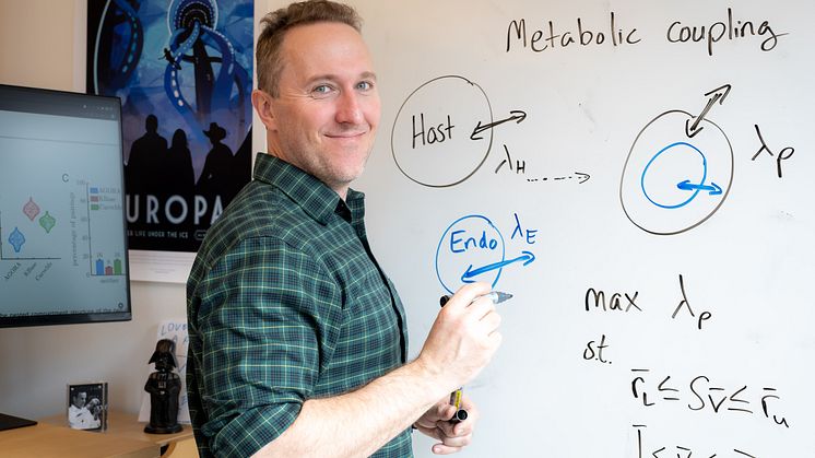 Eric Libbys forskning hjälper oss att förstå hur komplexa livsformer kan ha utvecklats genom evolutionen. Foto: Gabrielle Beans