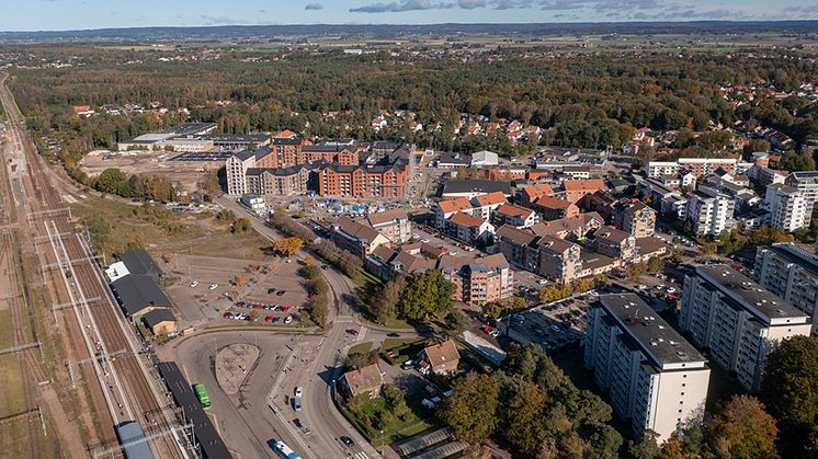 Sikte på ett stadshus som samlar många under ett tak