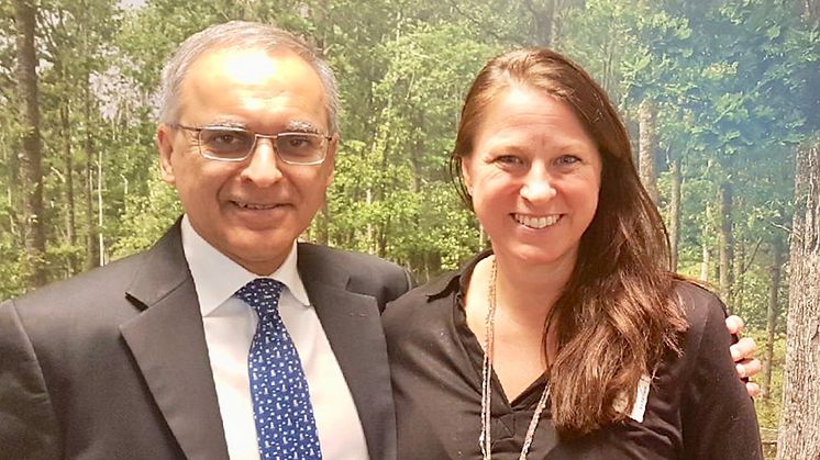 Pavan Sukhdev, president för Världsnaturfonden, WWF, gästar BIOBASE i Piteå 11-12 juni. Här tillsammans med Helena Karlberg, vd, Piteå Science Park.